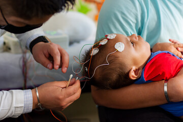 Obraz na płótnie Canvas doctor examining the baby's head wires carefully