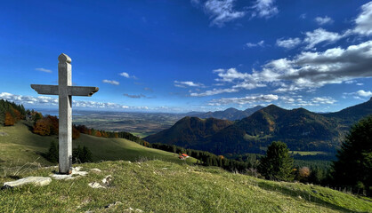 Gipfelkreuz mit Aussicht am Erlbergkopf, Chiemgau, Bayern, Deutschland, Alpen