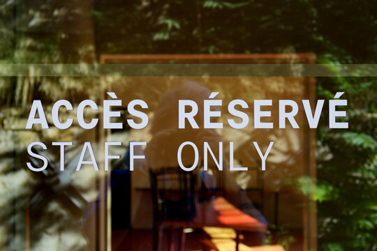 Acc&egrave;s reserv&eacute;. Staff Only. Inscriptton sur une porte vitr&eacute;e.