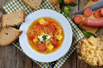 Kräftige Sauerkrautsuppe mit pikanter Paprikawurst, serviert mit leckerem Bauernbrot – Delicious...