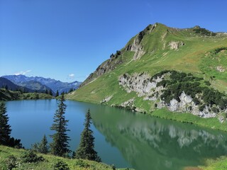 Berg spiegelt sich in Alpensee