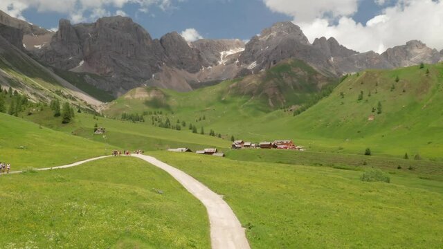 Passo san Pellegrino, Moena, val di Fassa, Dolomiti 4K, drone, Italia