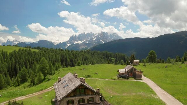 Passo san Pellegrino, Moena, val di Fassa, Dolomiti 4K, drone, Italia