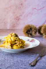 pappardelle con crema allo zafferano e castagne