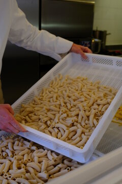 Scene in pastificio con pasta fresca