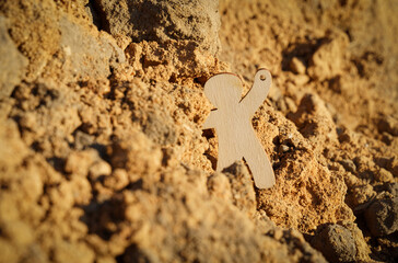 Rockfall. A man in an emergency in the mountains asks for help.