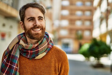 Obraz premium Young caucasian man with beard outdoors on a sunny day