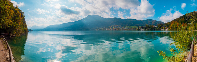 Wolfgangsee, Salzkammergut, Österreich, an einem sonnigen Herbsttag