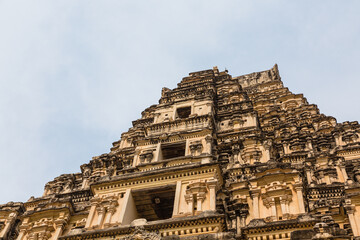 Fototapeta premium インド ハンピの建造物群の一つヴィルパークシャ寺院の塔門