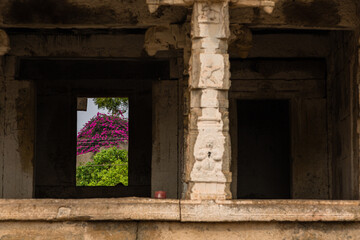 Fototapeta na wymiar インド　ハンピの建造物群のヘマクタ・ヒル・テンプル