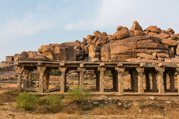 インド　ハンピの建造物群のクリシュナ寺院前のバザール