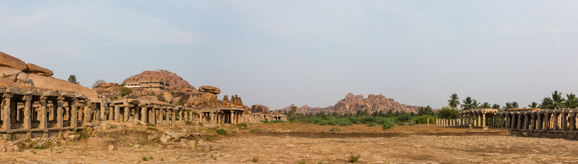 インド　ハンピの建造物群のクリシュナ寺院前のバザール