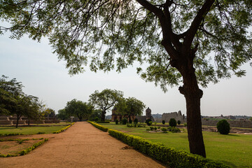 インド　王宮地区にあるハンピの建造物群のロータス・マハルの庭園