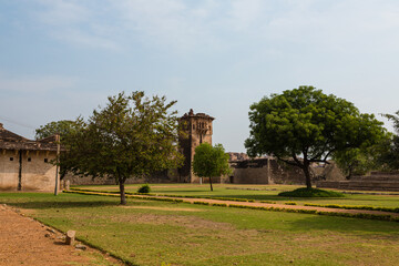 Fototapeta na wymiar インド　王宮地区にあるハンピの建造物群のロータス・マハルの庭園