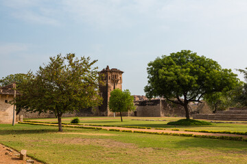Fototapeta na wymiar インド　王宮地区にあるハンピの建造物群のロータス・マハルの庭園