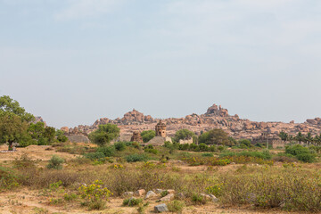 インド　ハンピの岩山と荒野に建つ寺院