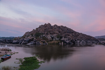 Fototapeta na wymiar インド　ハンピのトゥンガバドラ川と夕焼けでピンクに染まった空