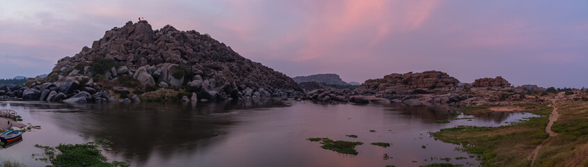 インド　ハンピのトゥンガバドラ川と夕焼けでピンクに染まった空