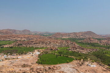 インド　ハンピのハヌマーン寺院、通称モンキーテンプルの丘から望む風景とシヴァ寺院
