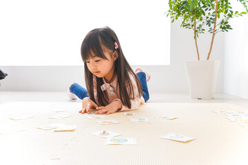 英語のお勉強をする子ども