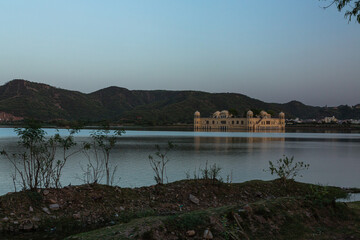 インド　ジャイプルのマン・サガー湖に浮かぶ水の宮殿ジャル・マハル