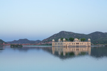 Fototapeta premium インド ジャイプルのマン・サガー湖に浮かぶ水の宮殿ジャル・マハル