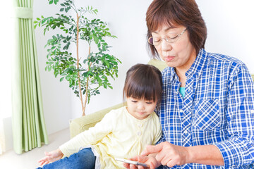 おばあちゃんとスマホを使う子供