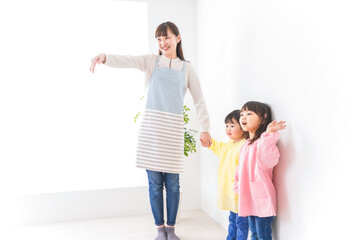 保育士と子どもたち