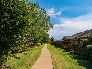 Obraz premium Sunny view of a beautiful community trail and envirnoment, trail