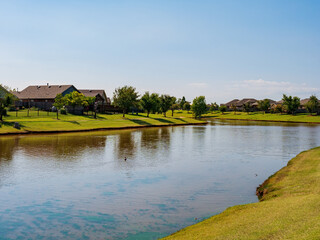 Obraz premium Sunny view of a beautiful community trail and envirnoment, trail