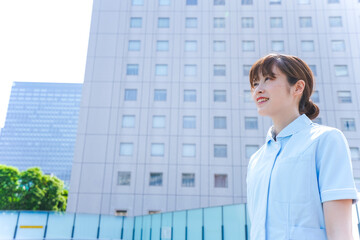 病院で休憩する看護師