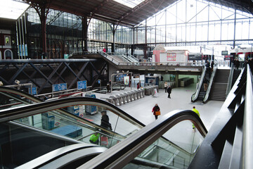 Barandillas y escaleras mecánicas de la estación de servicio de transporte público de la ciudad
