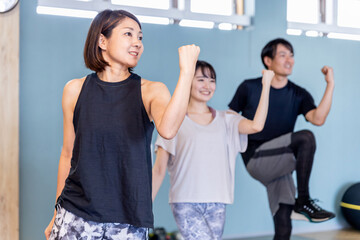 スポーツジムでスタジオメニューをする男女（ダンス）
