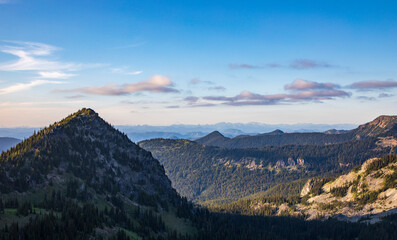 Fototapeta na wymiar dramatic mountain range in Mt. rainier national park in Washington