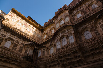 Obraz premium インド ジョードプルのメヘラーンガル砦の宮殿の中庭からの風景