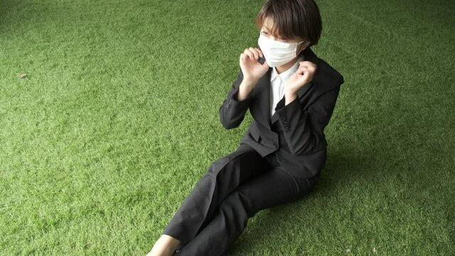 幻覚症状に怯える女性
