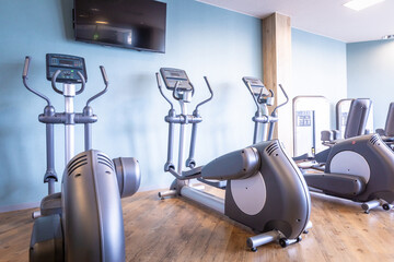 スポーツジムのインテリア（ルームランナー・画面）
