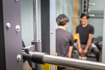 ケトルベルスクワットをする男性
