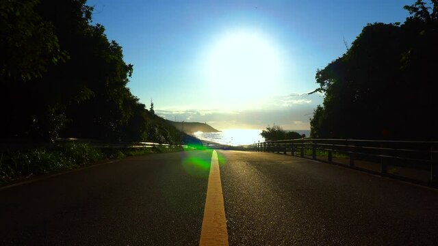 夜明けの御前崎灯台へと続く一本道
