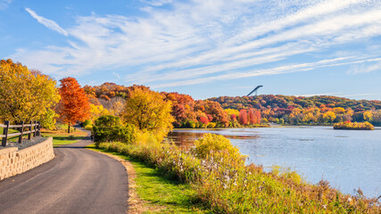Obraz premium Beautiful autumn scenes besides lake 