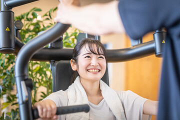 パーソナルトレーナーの指導を受ける女性
