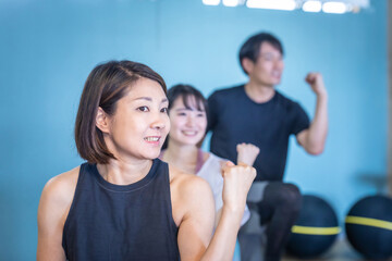 スポーツジムでスタジオメニューをする男女（ダンス）
