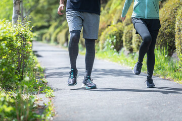 ウォーキングする男女（脚）
