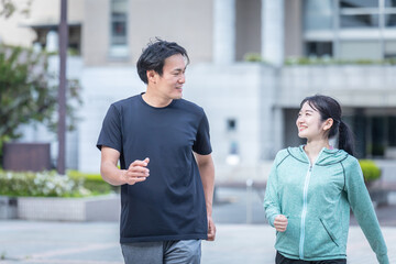 街の中でトレーニングする男女
