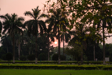 インド　コルカタにあるビクトリア・メモリアルの庭園から見える夕日