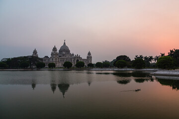 Fototapeta na wymiar インド　コルカタにあるビクトリア・メモリアルと夕焼けで染まった空