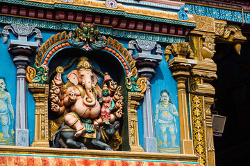 Fototapeta na wymiar インド　マドゥライの街中にあるミーナークシ寺院の東門