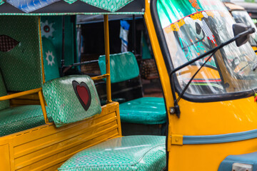 インド　プリーの街中にある三輪タクシー、オート・リクシャー