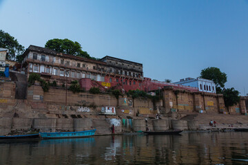 インド　ヴァラナシの早朝のガンジス川沿いの街並みとパンチコート・ガート - obrazy, fototapety, plakaty