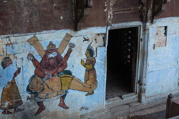 インド　ヴァラナシの市街地の路地裏の壁に描かれた絵